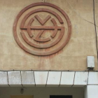 Emblema de la Vasco en lo que fue el economato de Serrilla. DL