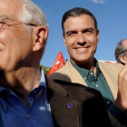 El presidente en funciones y líder del PSOE, Pedro Sánchez, cierra campaña en Madrid junto a sus candidatos.
