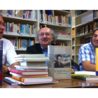 Tomás Néstor, el poeta Antonio Colinas y el director del centro, Javier Ferrero.