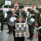 Soldados españoles celebran la Navidad en Líbano regalando juguetes a niños.