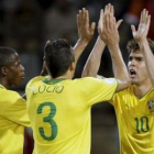 Kaká (d), celebra con sus compañeros Lucio (c) y Ramires (i) el gol del triunfo.