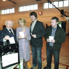 El candidato laborista Micheal D Higgins (i), su esposa, Sabina Coyne, y sus hijos emiten su voto en el colegio electoral de St.James National school.
