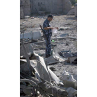 Un miembro de seguridad de Hamás evalúa los daños en Gaza.