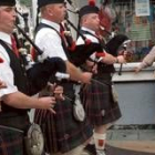 Miembros del grupo escocés Stow Pipe Band tocando en Ortigueira