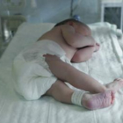 Un recién nacido duerme en una de las incubadoras del hospital, en una imagen de archivo.
