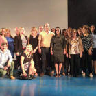 La concejala de la Mujer con el alcalde de La Pola y los empresarios en la clausura del acto.