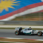 Rosberg, al volante de su Mercedes, en los ensayos libres del GP de Malasia.