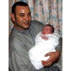 El rey Mohamed VI posa con su hijo a las pocas horas de su nacimiento