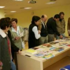 Un momento de la entrega de libros en la Biblioteca Pública de León