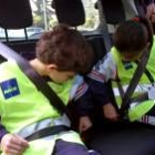 Dos niños se colocan el cinturón durante el curso organizado por Race-Renault