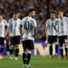 Lionel Messi  y alguno de sus compañeros de la selección, en un momento del partido que el combinado albiceleste ha disputado esta noche ante Peru, clasificatorio para el Mundial de Rusia 2018.