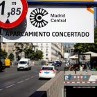 Un cartel de Madrid Central, el plan de tráfico que el Supremo ha tirado. EMILIO NARANJO