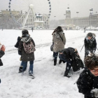 Niños jugando en la nieve en la plaza Bellecour de Lyon (Francia).