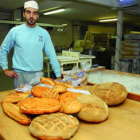Luciano Díez en su panadería de Canales, donde elabora el pan siguiendo la receta tradicional.