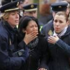 Los policías intentan calmar a una mujer en el escenario de la explosión