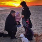 Alec Baldwin e Hilaria Thomas, con su hija, Carmen, en una foto de Twitter con la que han anunciado que están esperando otro bebé.