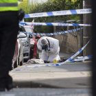 Un agente de la policía científica trabaja en el lugar en el que fue asesinada Jo Cox. JON SUPER
