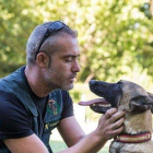 El guardia civil Ivan García con uno de los perros. COLPISA
