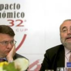 El presidente del Consejo de Cámaras, Javier Gómez Navarro, y Sevilla en la presentación del estudio