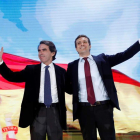 El expresidente José María Aznar y el máximo responsable del PP, Pablo Casado. CHEMA MOYA