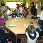 Los niños de la escuela infantil jugaron con los mayores del aula de respiro de alzhéimer.