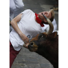 El toro corneó en el callejón en dos ocasiones a un mozo, al que hirió en el brazo.