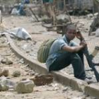 Un joven rebelde liberiano descansa con su arma a la espera de que acabe el conflicto