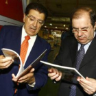 José Antonio López explica al presidente uno de los procesos de edición de libros infantiles