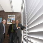 La comitiva analiza los protectores solares de las ventanas