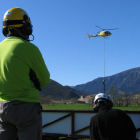 El helicóptero enganchando la sierra desarrollada con Coterram con la que talará los árboles.