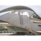 Diez operarios trabajan ‘colgados’ en el tejado del Palau de las Ars, diseñado por Calatrava, para reparar la cubierta.