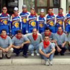 Corredores y técnicos de iBanesto posaron con el pañuelo rojo en honor a San Fermín