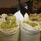 Sacos de lúpulo almacenados en las instalaciones de Hopsteiner. MARCIANO PÉREZ