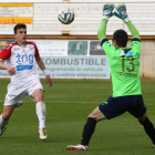 El centrocampista leonés Gonzalo intenta batir al portero del Langreo en el partido del Reino