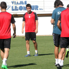 Cristóbal, de frente, durante un entrenamiento de la Cultural la pasada temporada. BRUNO MORENO