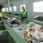 Operarias de la planta de tratamiento de residuos sólidos de Santo Tomás, en Ponferrada.