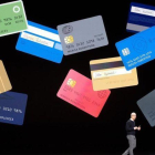 El consejero delegado de Apple, Tim Cook, presenta la tarjeta de crédito Apple Card.