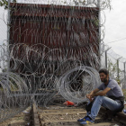 Un refugiado espera en la frontera de Serbia con Hungría.