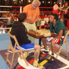 Jonatan Rodríguez, a la izquierda, durante uno de los torneos de chess-boxing en los que ha participado.