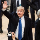 Trump saluda a su llegada al Foro Económico Mundial, en Davos, el 25 de enero.