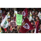 La delegación leonesa estuvo en la cabecera de la manifestación y dejó ver sus banderas carmesíes co
