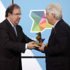Juan Vicente Herrera entrega el Premio Cossío al periodista Carlos Blanco.