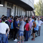 Aficionados de la Cultural esperando a recoger su abono. MARCIANO