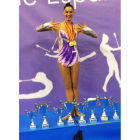 Carolina señala con sus dedos los diez títulos conseguidos de campeona de España de gimnasia