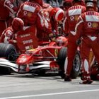 Michael Schumacher, durante una de las paradas en el box de Ferrari en el circuito de Indianápolis