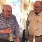 Laureano González recibió la lámpara de manos de Viloria. M.Á.C.