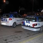 Los coches patrulla de la Policía Local, ayer por la noche en la plaza de Antonio Colinas