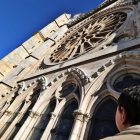 Un hombre contempla el rosetón de la fachada principal de la Catedral de León, cuya restauración financiará la Fundación Cepa. RAMIRO