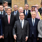 Foto de familia de los participantes en la conferencia sobre Oriente Próximo de París con el presidente francés, François Hollande, en el centro.