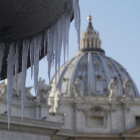 Fuente helada en la plaza San Pedro del Vaticano, este sábado.